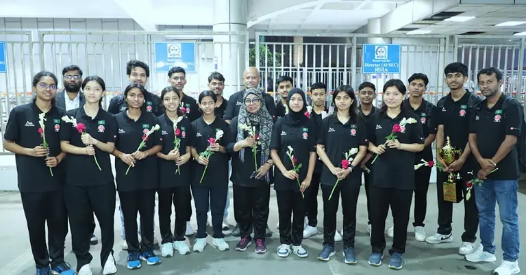 যুবাদের ফুলেল শুভেচ্ছা জানানো হয়েছে